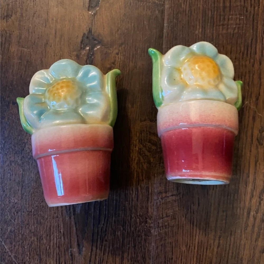 Vintage salt and pepper shakers 1940s groovy
